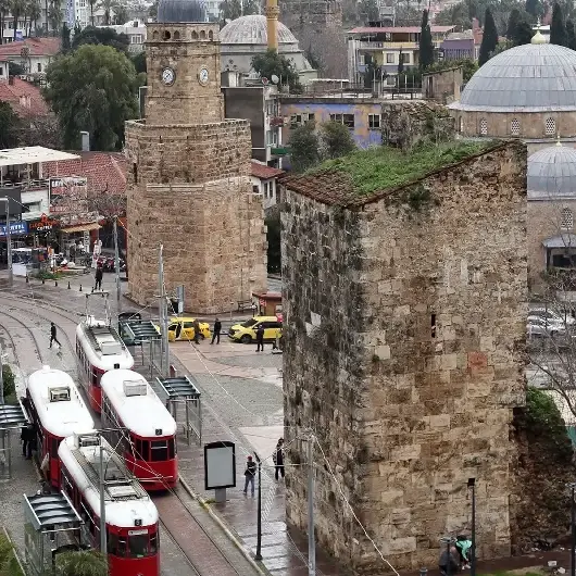 Antalya’da 2 bin yıllık burçlara tramvay tehdidi: Günde 64 kez titreşimle yıkılabilir 11:4310/02/2026, Salı