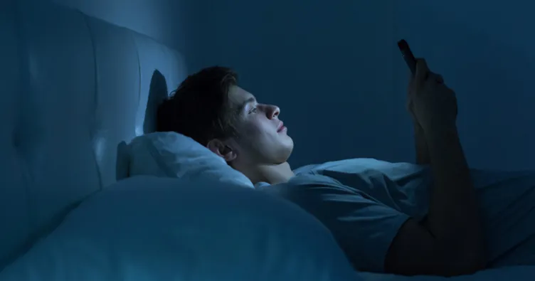 Gece karanlıkta telefona bakanlar dikkat! Uzmanlar kalıcı hasar riskine karşı uyardı