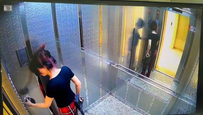 Pijamalarını giyip pompalıyı eline aldı