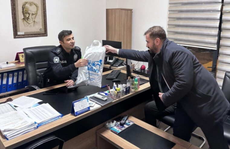 AKP’li başkandan başkomisere AKP poşetli sahurluk ikramı