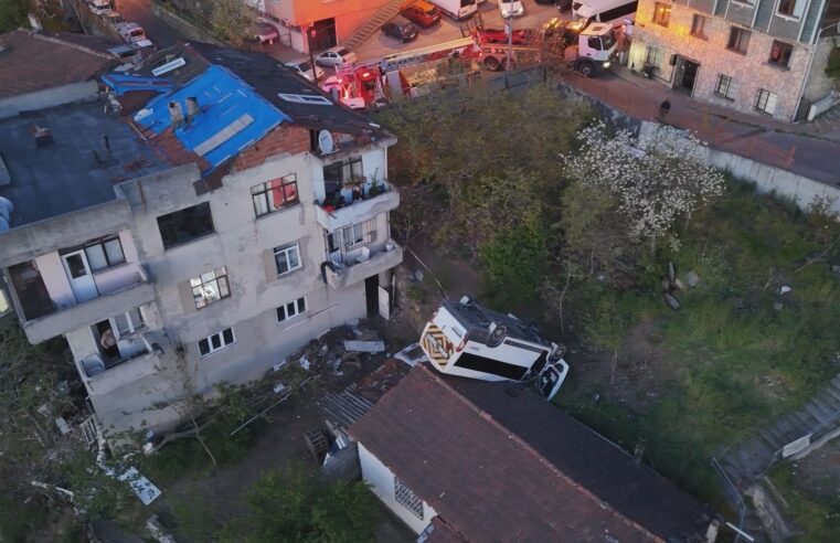 Akılalmaz kaza! Servis aracı, evin çatısına uçtu
