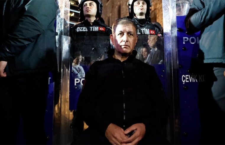 İzmir Büyükşehir Belediye Başkanı Cemil Tugay gece boyu nöbette