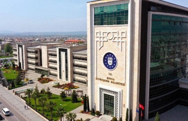 AKP’nin Bursa’daki ilk işi Atatürk ve Türk Bayrağı’nı kaldırmak oldu