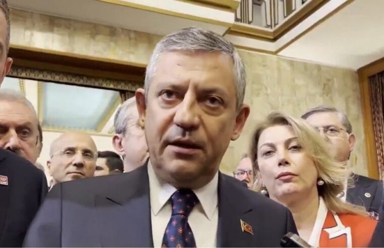 Resepsiyonda dikkat çeken detay! Özel, Erdoğan ile tokalaşmadı