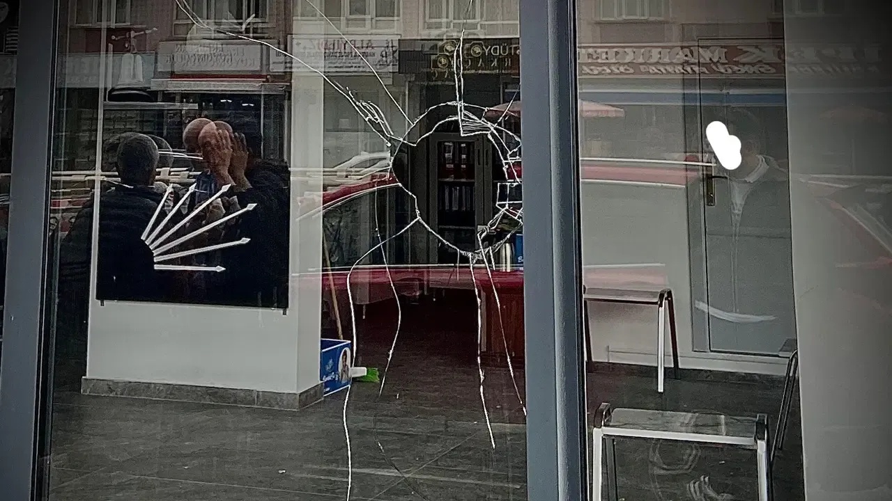 CHP’nin ilçe başkanlığı binasına taşlı saldırı