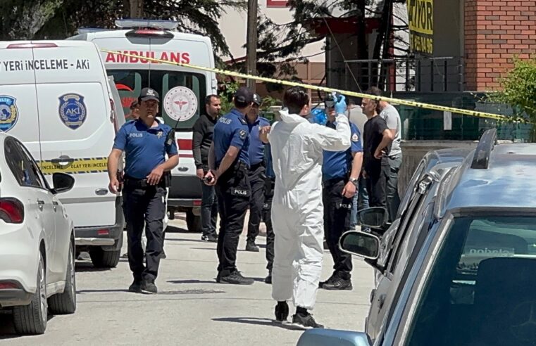 Polisin parkta elleri kanlı bulduğu evlat anne ve babasını katlettiğini itiraf etti