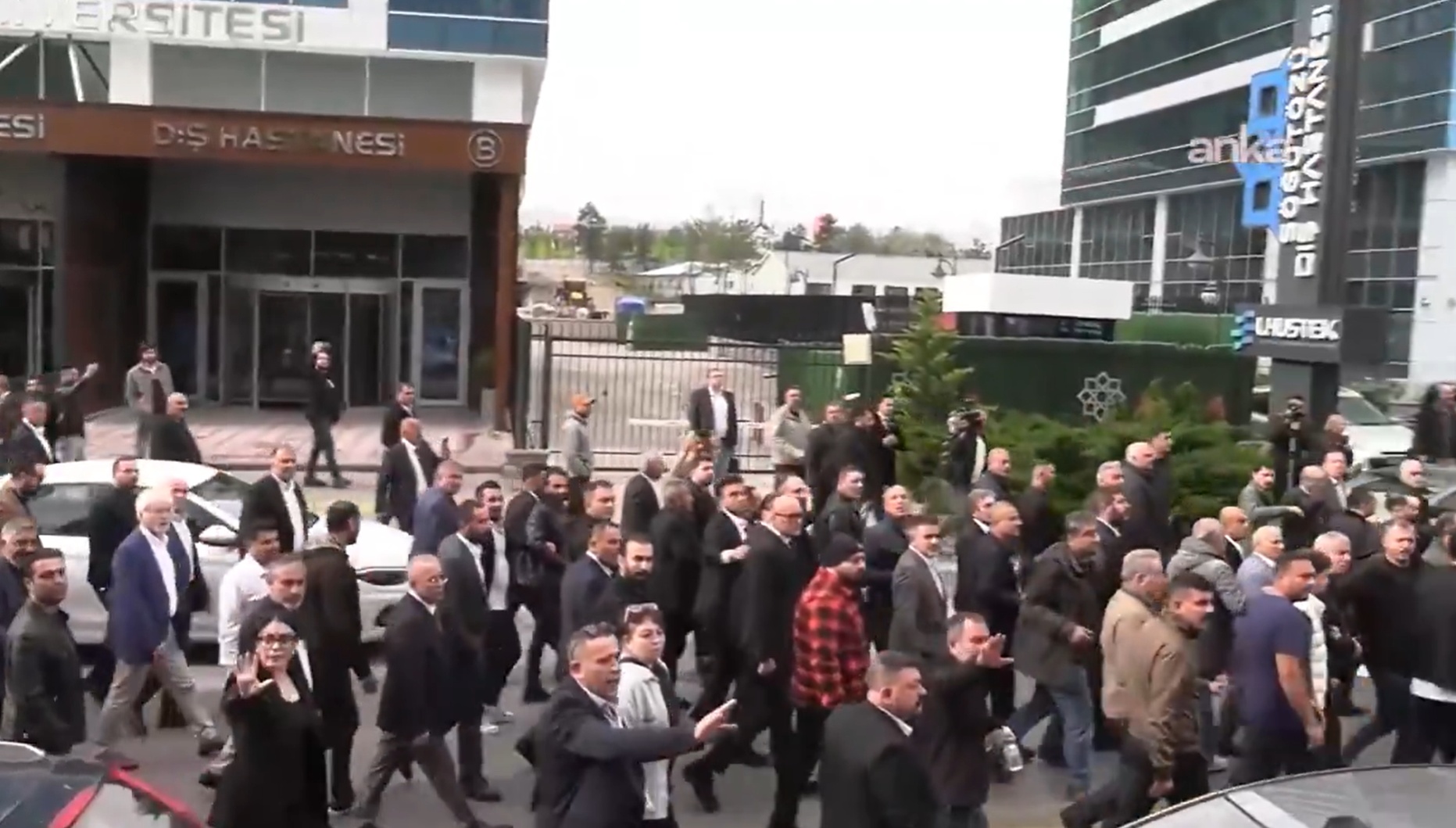 CHP Genel Merkezi önünde Kılıçdaroğlu ve Özel destekçileri arasında arbede!