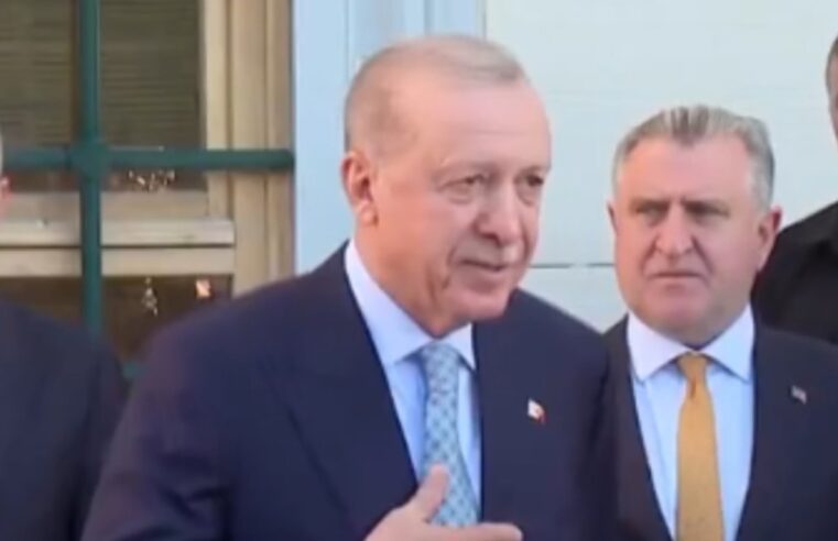 Erdoğan ile gazeteciler arasında simit diyaloğu