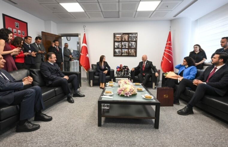 CHP ile AKP güle oynaya bayramlaştı
