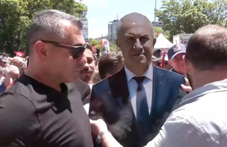 Ayağı kırılan Belediye Başkanının yerine bayramlaşmaya bakın ne getirdiler.