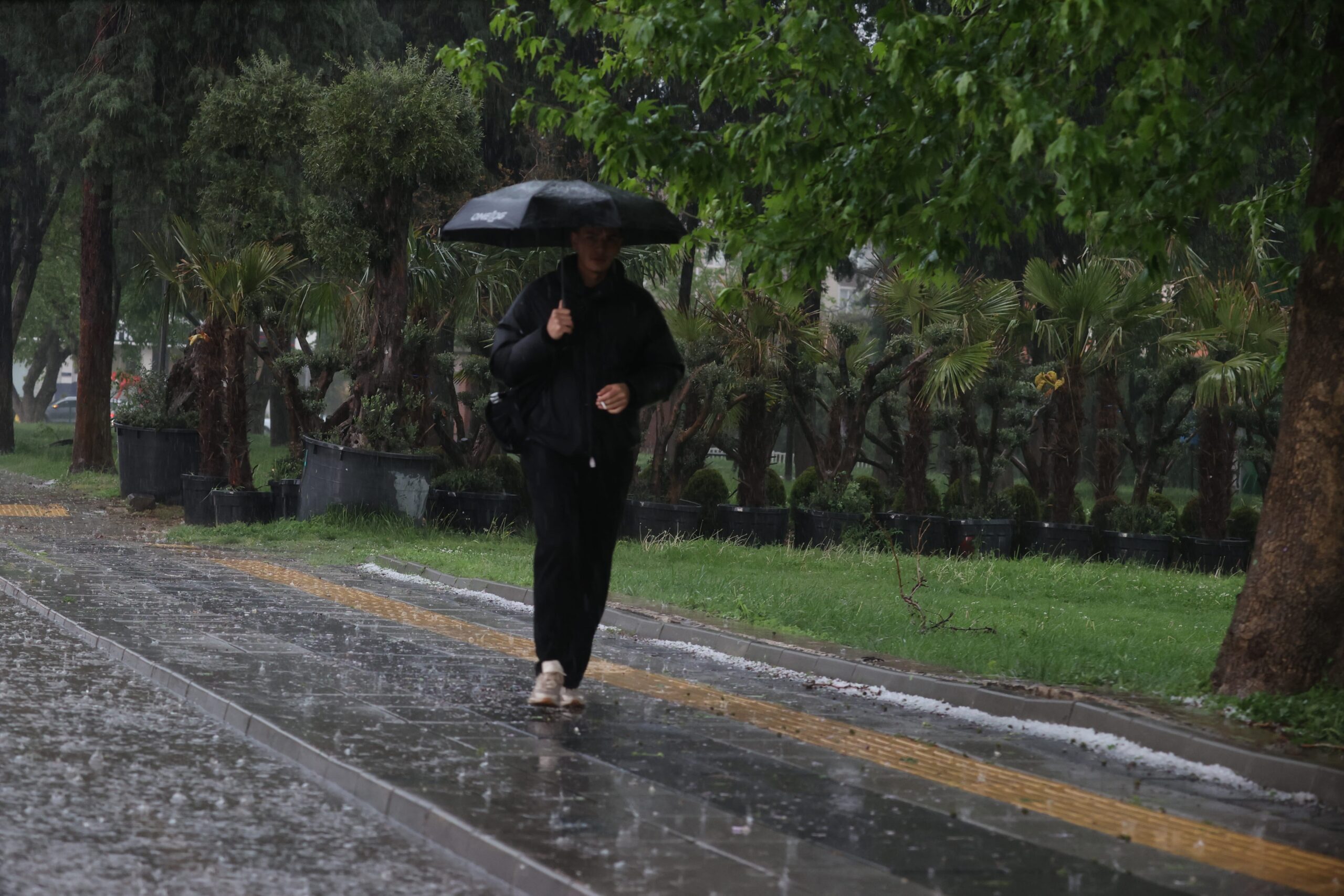 Hava bir anda tersine dönecek! Şakır şakır yağmur yağacak