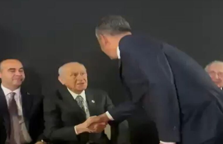 Sabah eleştiren Bahçeli akşam Özel’in elini sıktı