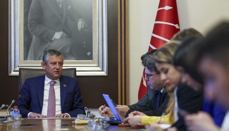 Yeni parti iddiası kulisleri hareketlendirdi: Alan adının tarihi dikkat çekti