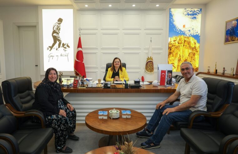 Emekçinin ekmeğiyle oynadı, ailesiyle fotoğraf paylaştı