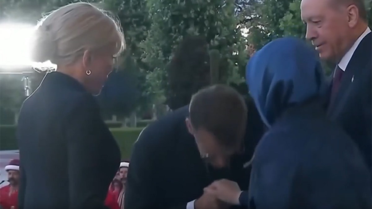 Macron, Emine Erdoğan’ın elini öpmeye çalıştı
