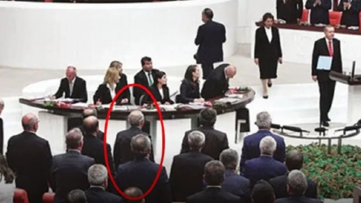 Ayağa kalkmadık dedi, fotoğraf yalanladı