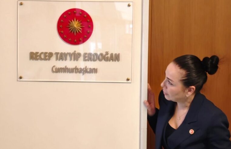 Kılıçdaroğlu’nu konuk eden esnafın ‘makam kapısı’ pozu